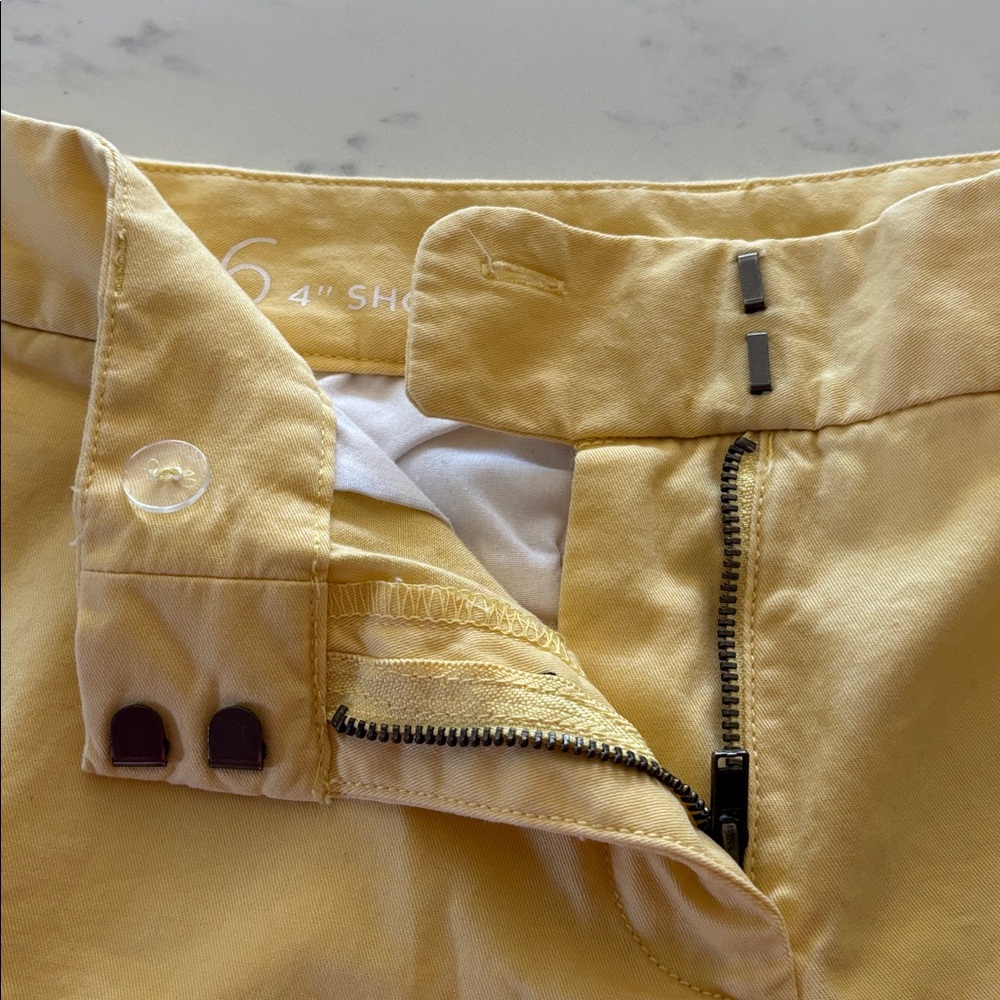 Loft Outlet butter yellow Cotton 4" short Sz. 6 (b8) - Picture 4 of 6